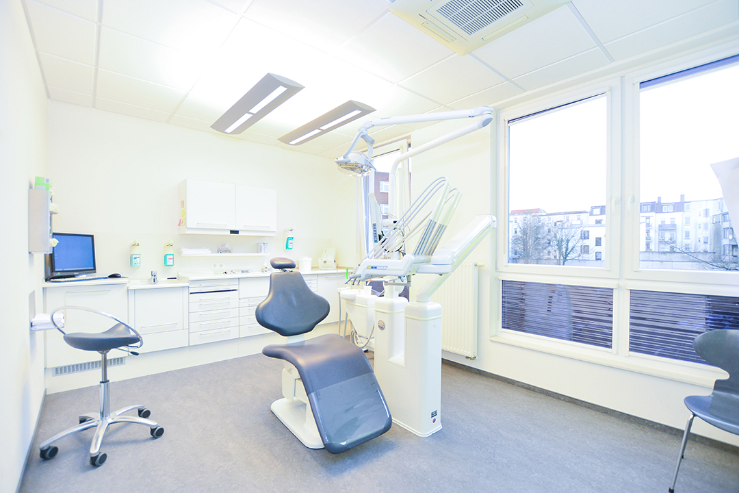 Das moderne Behandlungszimmer von Dr.Bent Borg mit modernen Zahnmedizinischen Geräten. Der Raum ist sehr hell und freundlich gehalten.