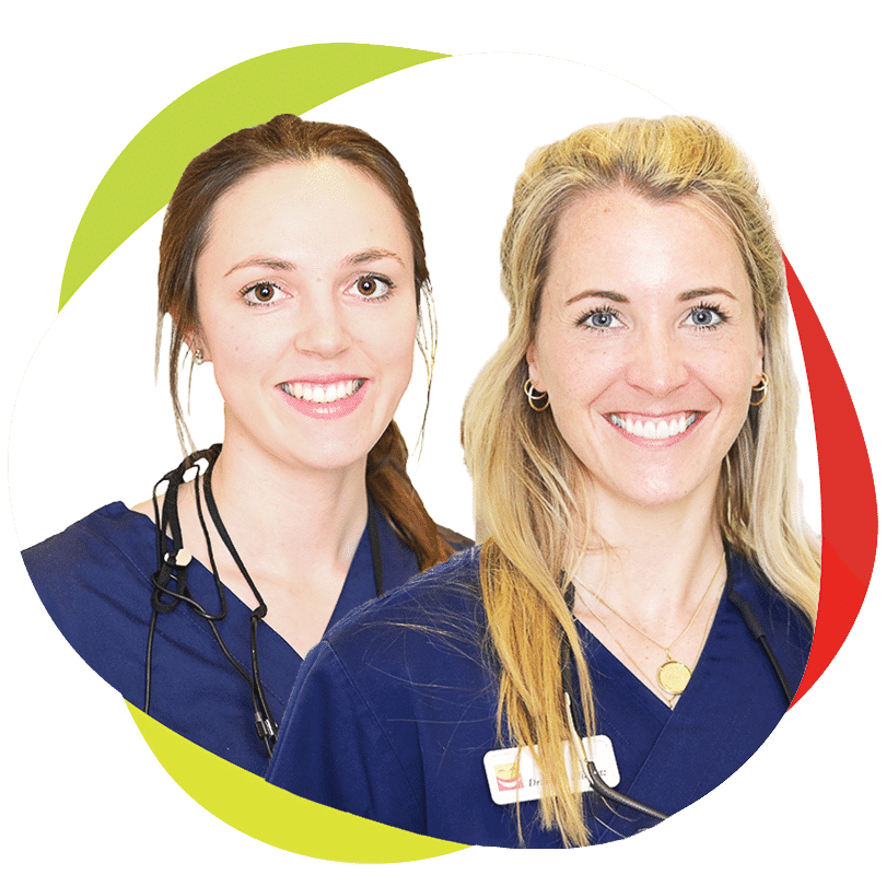 Zwei Teammitglieder des Zahnarztes in Flensburg von Dr. Bent Borg auf einem weißen Hintergrund.