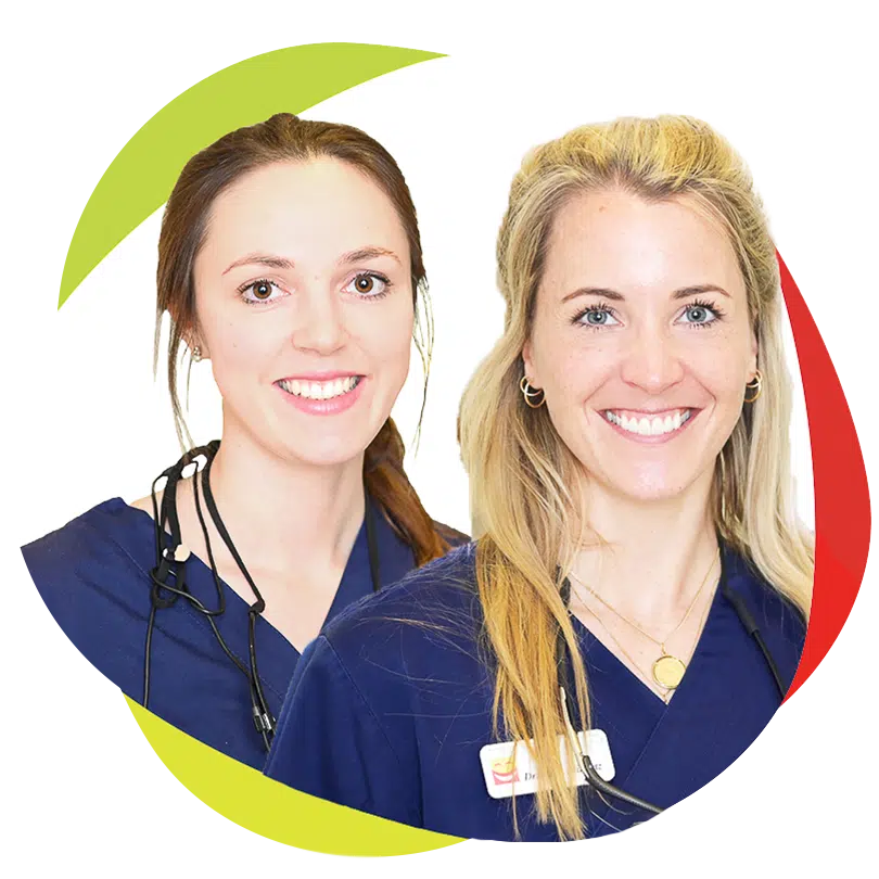 Zwei Teammitglieder des Zahnarztes in Flensburg von Dr. Bent Borg auf einem weißen Hintergrund.